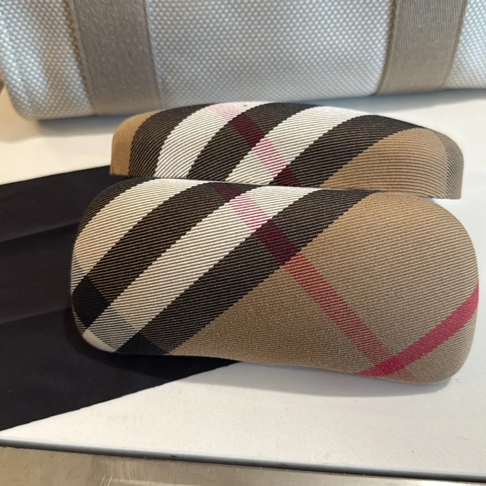Burberry Sunglasses Case - EUC - Picture 4 of 7